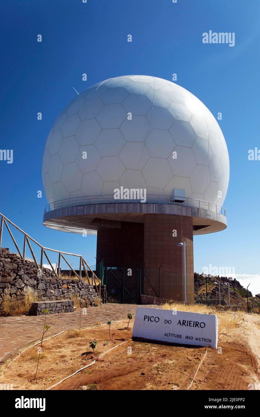 Portugiesische Luftverteidigungsradarstation der Luftwaffe auf dem Pico do Arieiro, 1818 Meter, dritthöchster Gipfel auf Madeira, offiziell Autonome Region Stockfoto