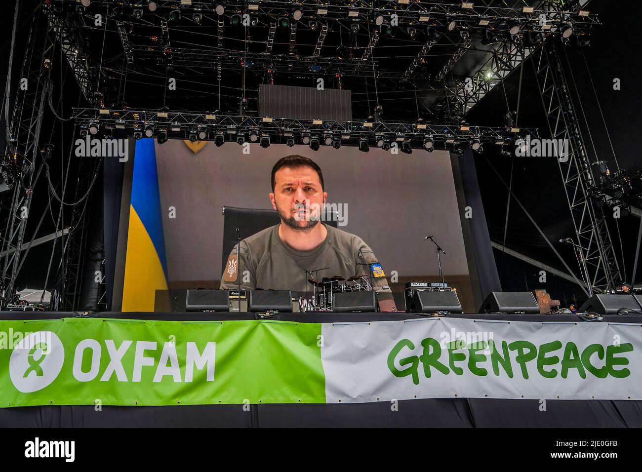 Glastonbury, Großbritannien. 24.. Juni 2022. Der ukrainische Präsident Wolodymyr Zelenskyy spricht vor der Eröffnung der Libertines auf der anderen Bühne. Er bittet um Unterstützung und darum, dass die Menschen den russen sagen, was vor sich geht, und er hat Glastonbury, ein Haus der Freiheit, das Glastonbury Festival 50. 2022, Worthy Farm, zusammengebracht. Glastonbury, Quelle: Guy Bell/Alamy Live News Stockfoto