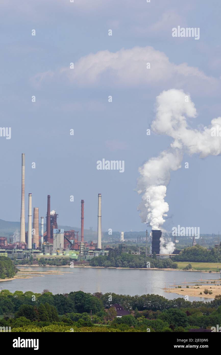 Beim Abschrecken von Kokken in einer Koksfabrik neben einem Hochofen, von der Halde Rheinpreussen bei Duisburg aus gesehen, wird intensiver Rauch freigesetzt Stockfoto