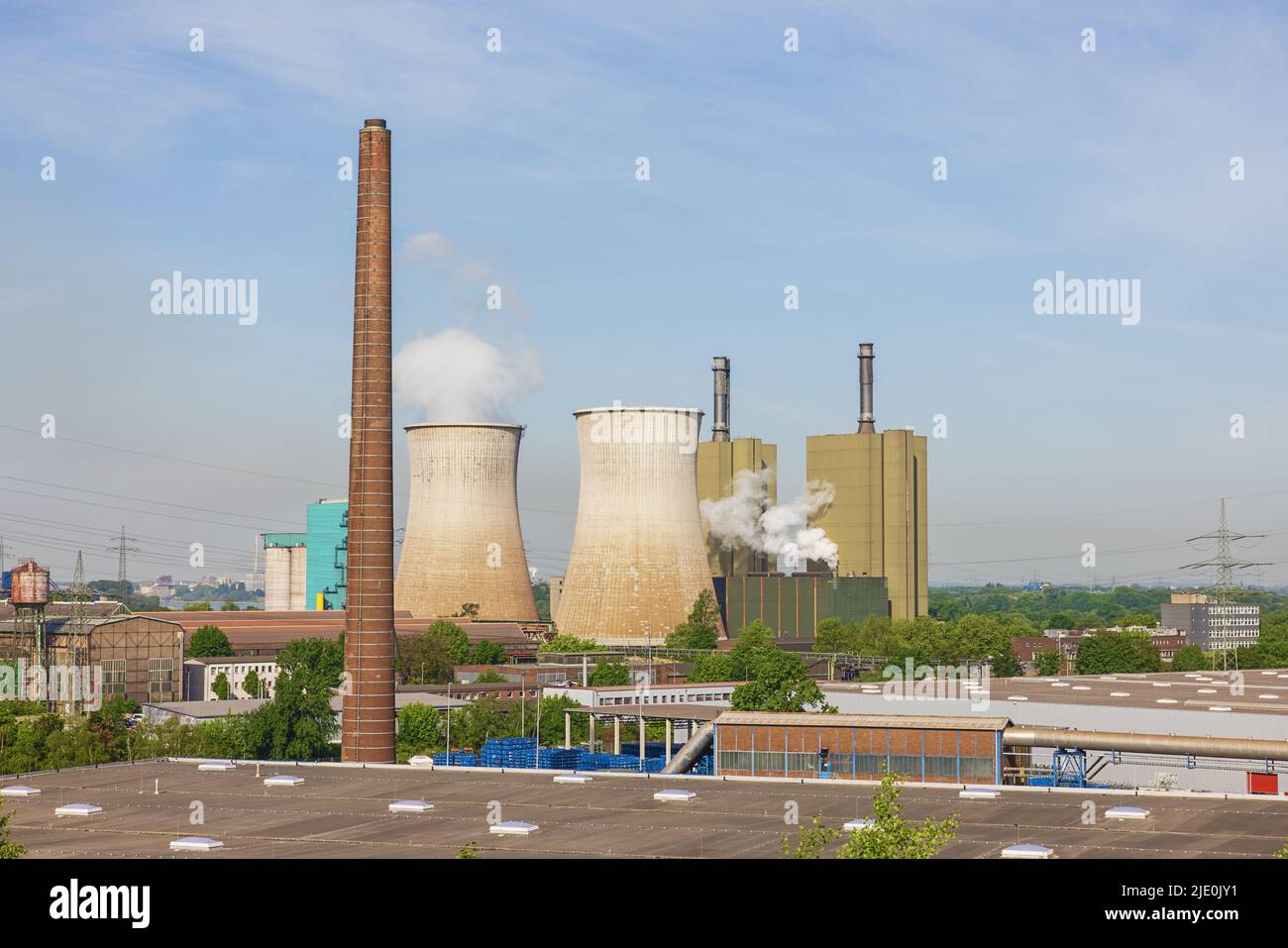 Kühltürme bei Duisburg im Ruhrgebiet Stockfoto