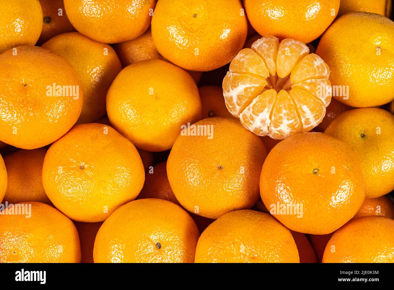 Leckere Mandarinenorangen und Mandarinensegmente bereit zum Essen und Genießen. Stockfoto