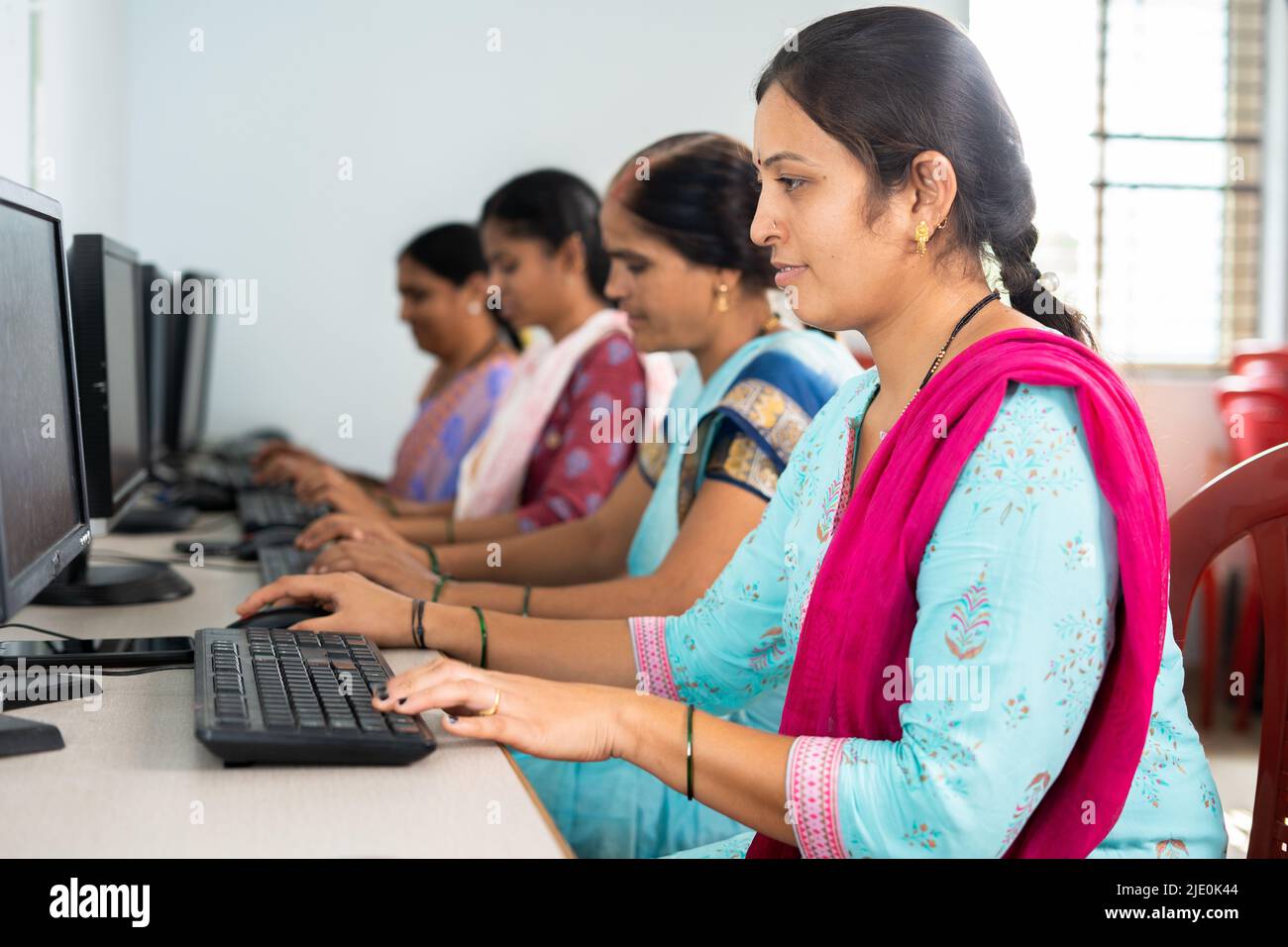 Gruppe von Frauen beschäftigt Lernen oder arbeiten am Computer im Ausbildungszentrum - Konzept der Ermächtigung, Lernen und Bildung Stockfoto