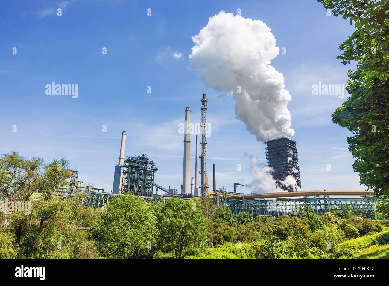 Abschrecken von Kokken zur Herstellung von Brennstoff für Hochöfen in einer Kokerei neben dem Alsumer Berg bei Duisburg Stockfoto