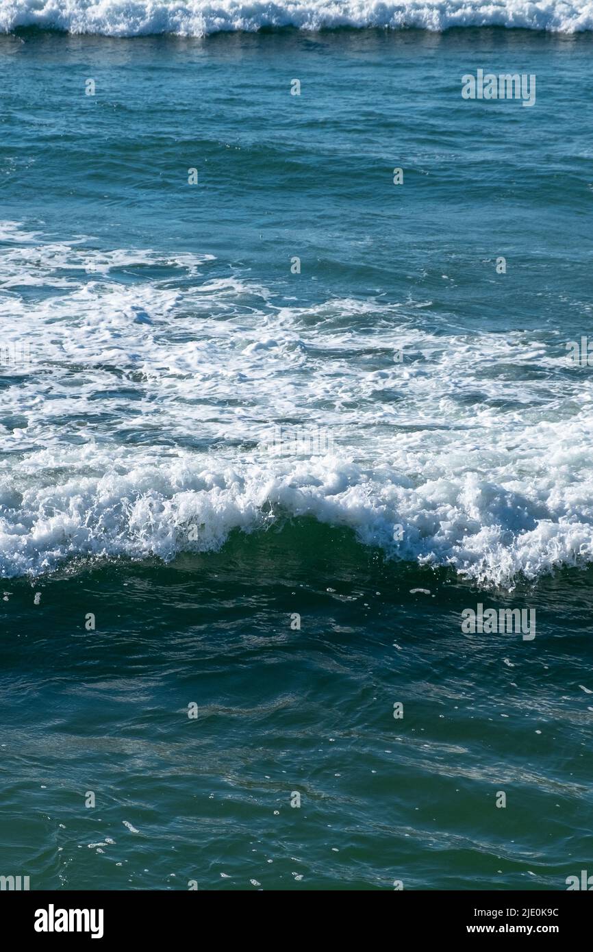 Kleine Wellen am Atlantischen Ozean im portugiesischen Festland. Stockfoto