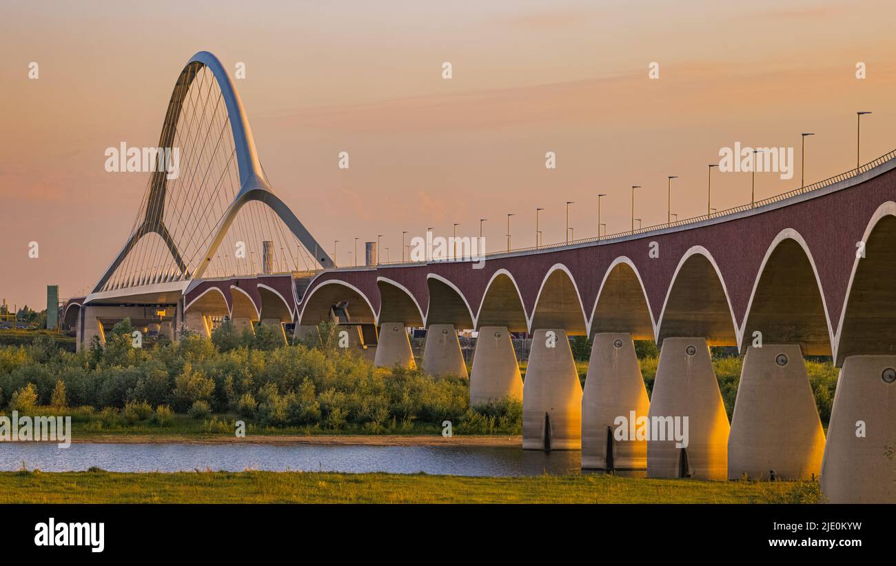 Ein Abend bei Sonnenuntergang am Oversteek, auch Stadsbrug genannt, eine Brücke für den Autoverkehr über den Waal, in Nijmegen, Niederlande. Die Straße über die Stockfoto