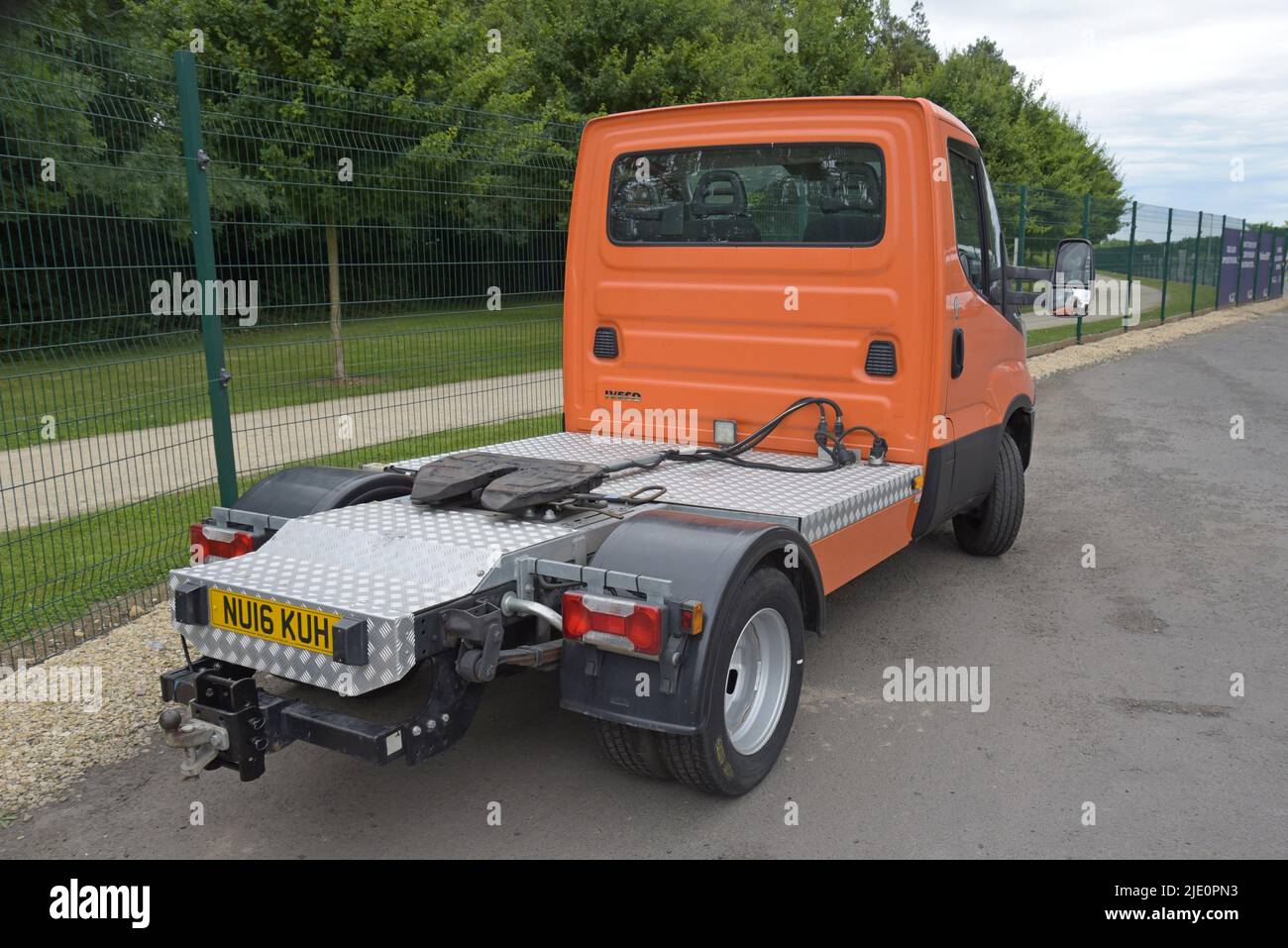 Eine Iveco Daily Mini-Sattelzugmaschine mit Sattelaufhängung für kleine Sattelauflieger, Warwickshire, Großbritannien Stockfoto