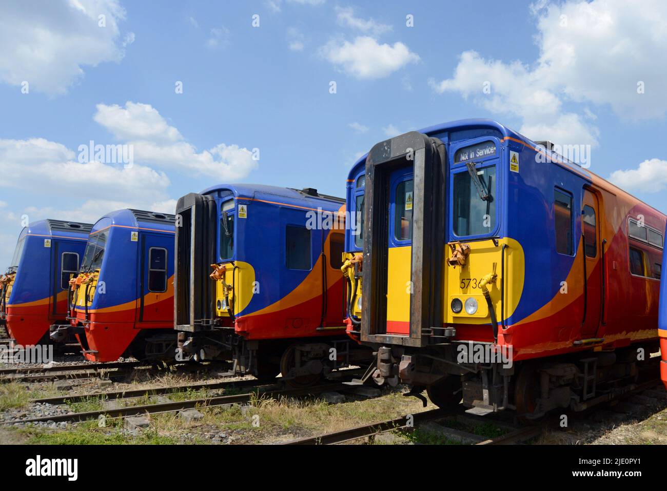 Abgehoben und auf Entsorgung warten Züge der Klasse 319, Klasse 455 und Klasse 456 South Western Railway im Long Marston Storage Depot, Warwickshire, Großbritannien Stockfoto