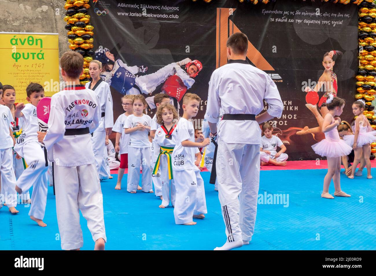Tae kwon tun und rhythmische Gymnastik Demonstration während eines Festivals Stockfoto