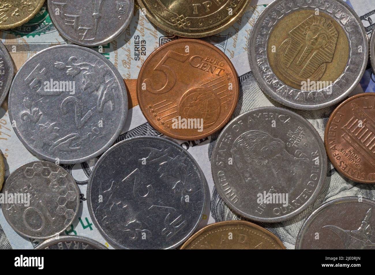 Geldwechsel: Verschiedene Länder Münzen liegen auf Banknoten Stockfoto