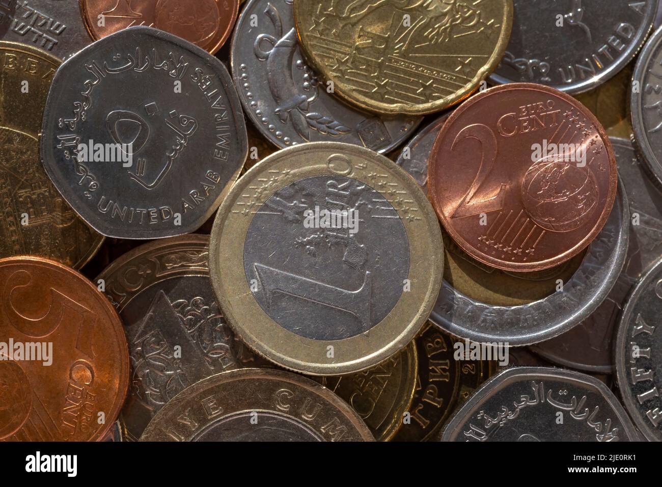 Nahaufnahme des Haufens verschiedener Währungen Münzen Stockfoto