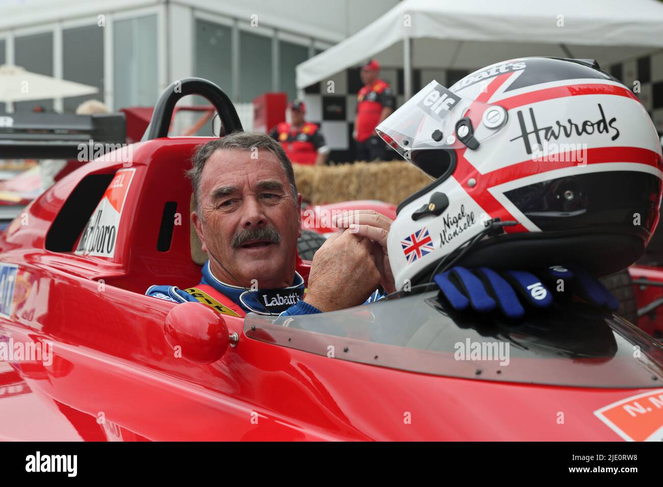 Goodwood, West Sussex, Großbritannien 24.. Juni 2022. Nigel Mansell CBE war ehemaliger Formaal 1-Weltmeister beim Goodwood Festival of Speed – ‘The Innovators – Masterminds of Motorsports’, in Goodwood, West Sussex, Großbritannien. © Malcolm Greig/Alamy Live News Stockfoto