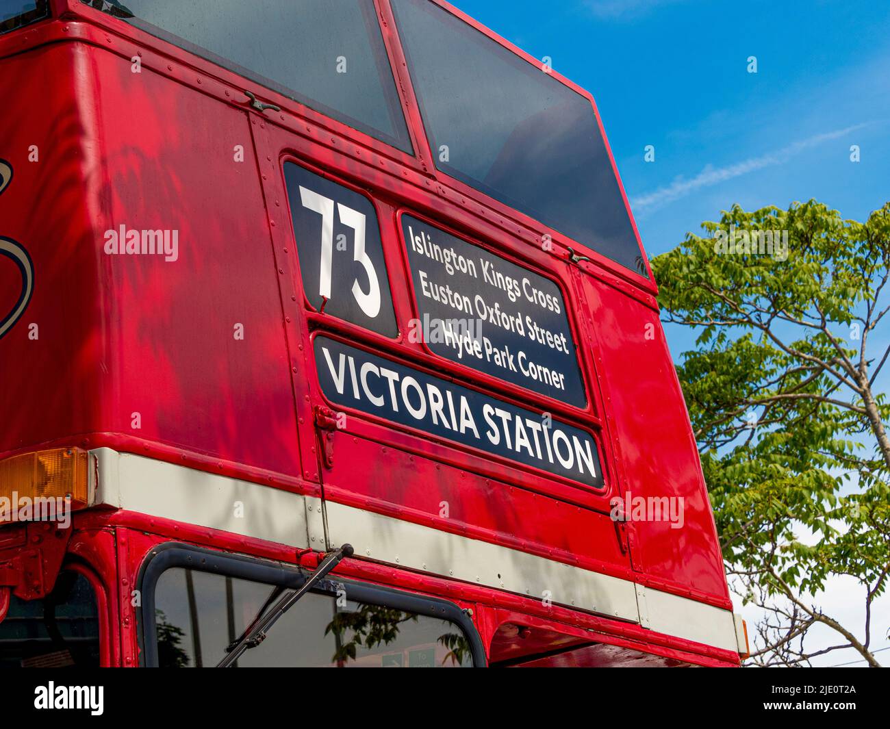 Front- und Oberdeck eines alten Routemaster-Doppeldeckerbusses. Stockfoto