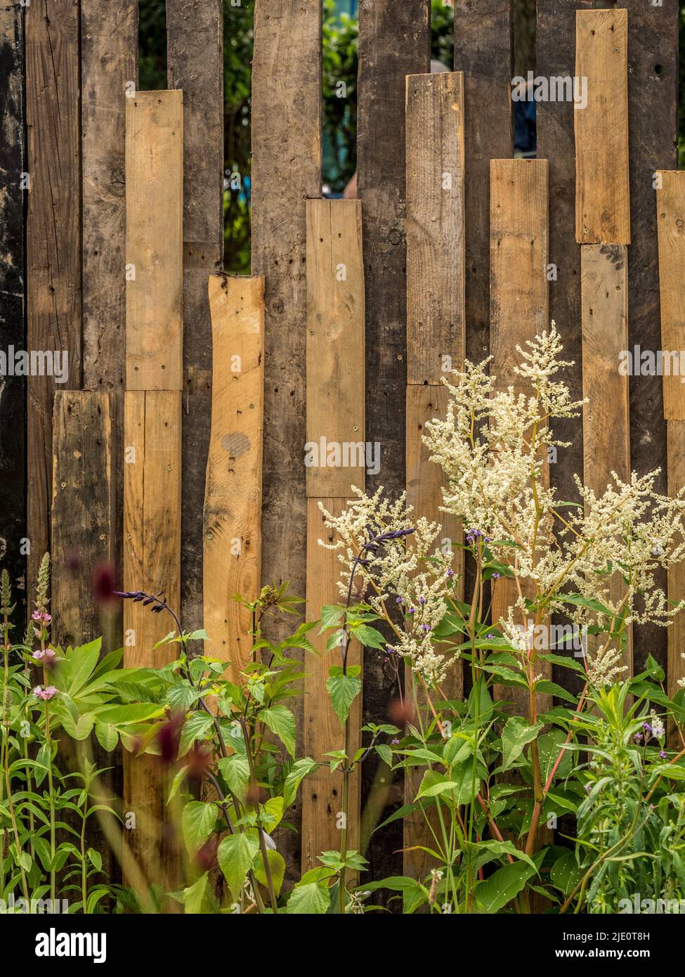 Zaun aus paletten hergestellt -Fotos und -Bildmaterial in hoher Auflösung –  Alamy