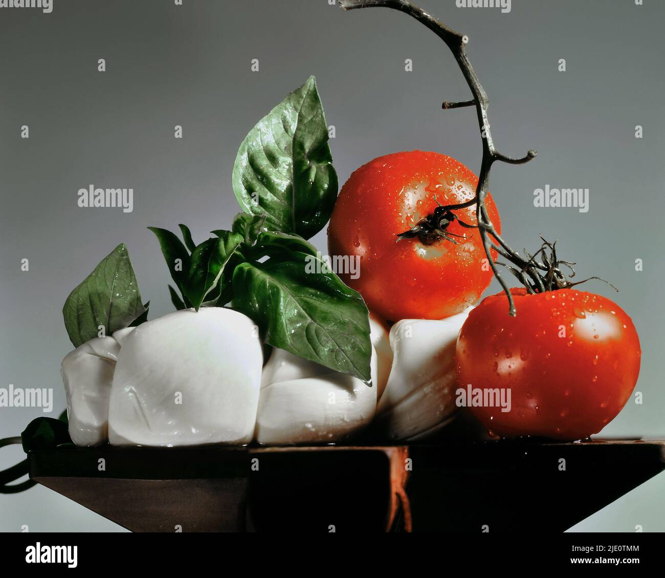 Stillleben, Essen, Tomaten und Mozzarella. Stockfoto