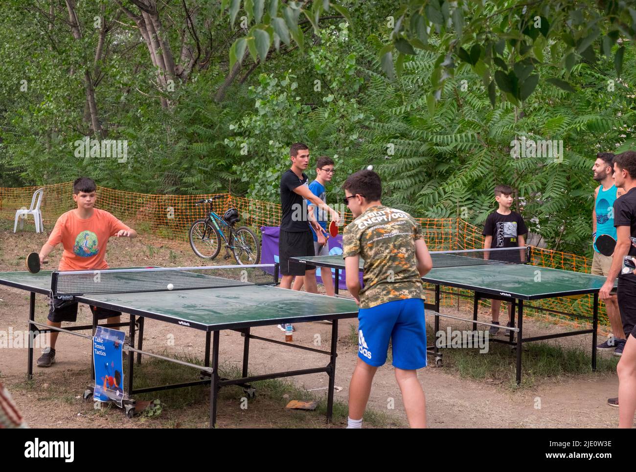 Kleine Kinder spielen Tischtennis während eines Festivals oder einer Veranstaltung Stockfoto