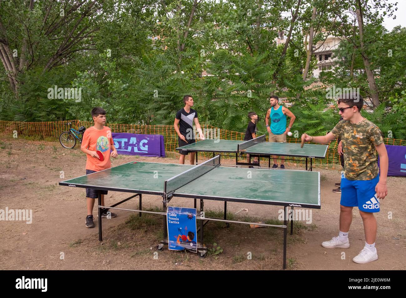 Kleine Kinder spielen Tischtennis während eines Festivals oder einer Veranstaltung Stockfoto