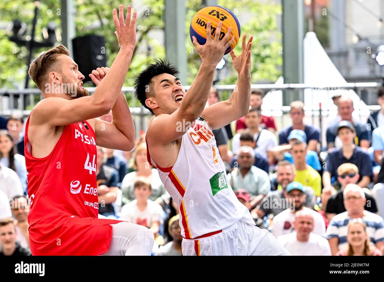 Antwerpen, Belgien. 24.. Juni 2022. Der polnische Szymon Rduch und der chinesische Hanyu Guo, aufgenommen während eines 3x3-Basketballspiels zwischen Polen und China, in der Männer-Qualifikationsphase, bei der FIBA 2022-Weltmeisterschaft, Freitag, 24. Juni 2022, in Antwerpen. Die FIBA 3x3 Basket World Cup 2022 findet vom 21. Bis 26. Juni in Antwerpen statt. BELGA FOTO DIRK WAEM Quelle: Belga Nachrichtenagentur/Alamy Live News Stockfoto