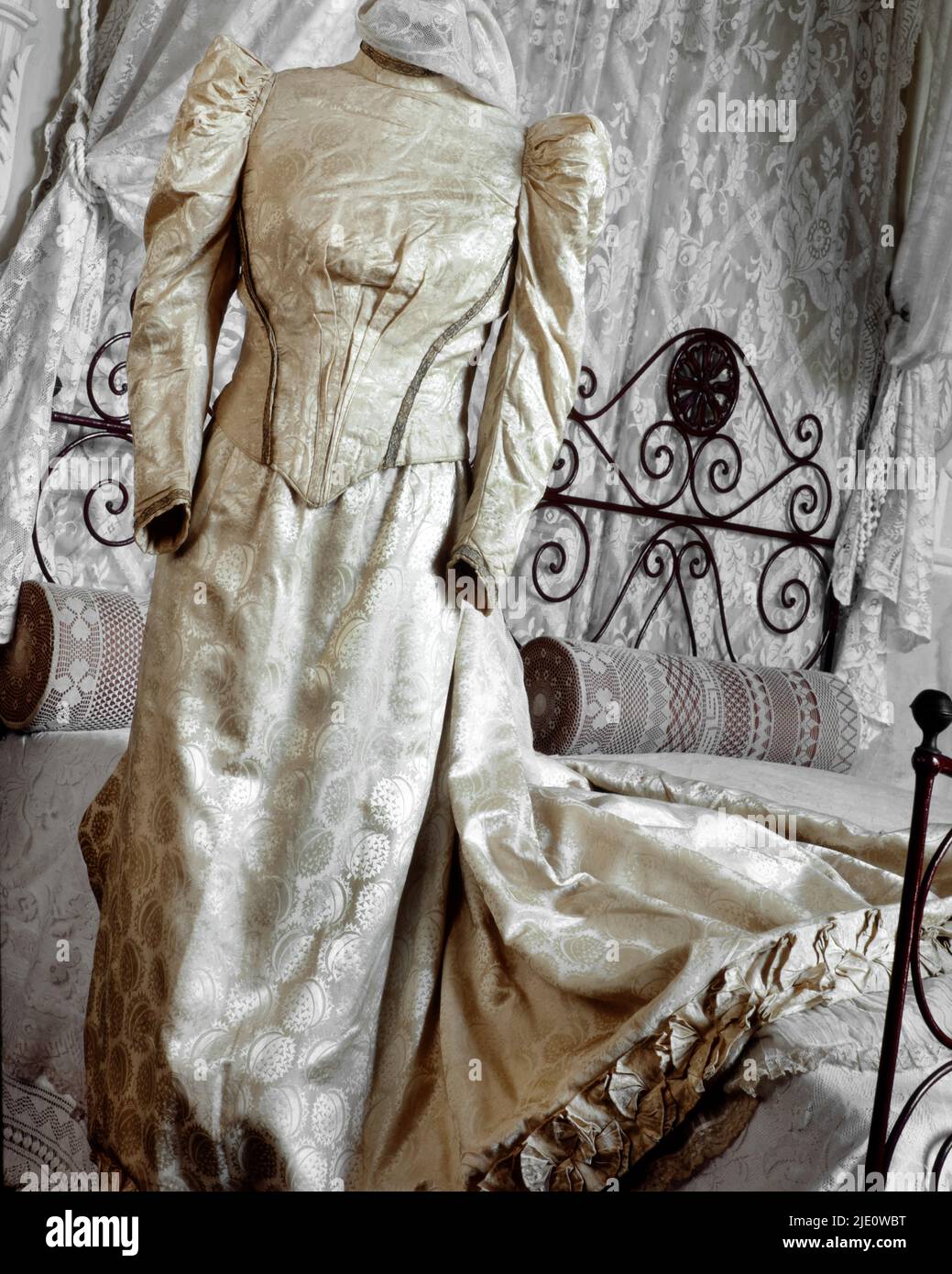 Brautstrauß, Ancient Wedding Dress mit langen Zug, 1873. Stockfoto