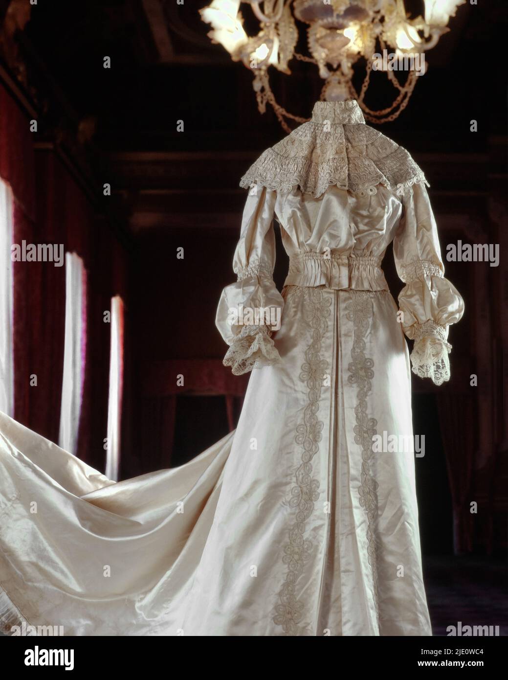 Brautstrauß, Ancient Wedding Dress mit verzierter, flauschiger Dekoration und langem Zug, 1879. Stockfoto