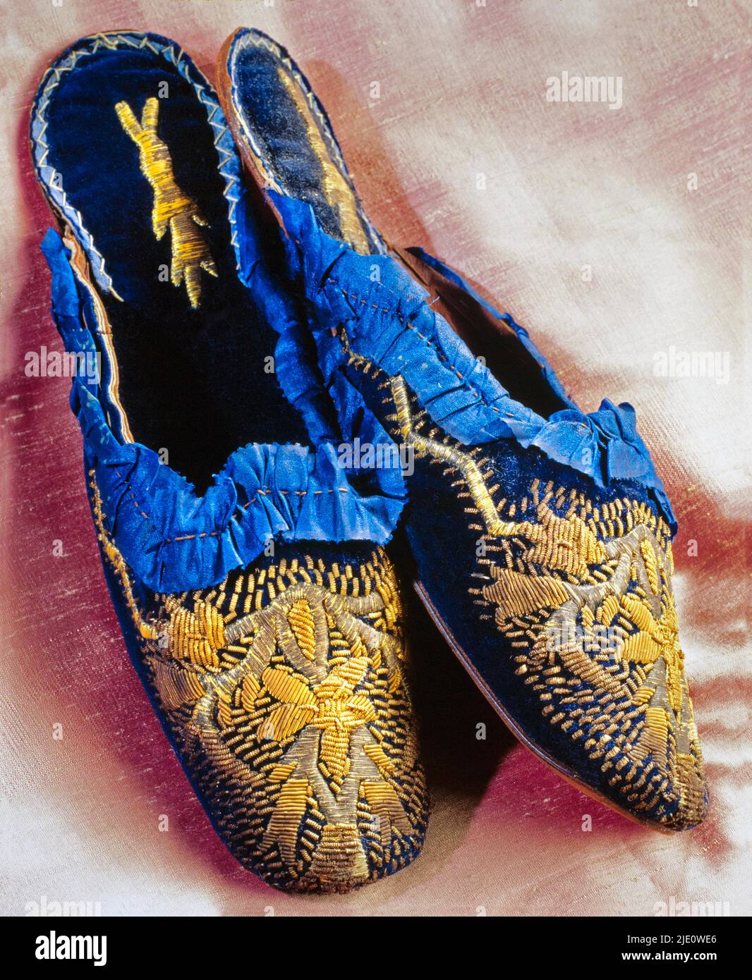 Stillleben, antike Schuhe, venezianische 'Pianelle' (Hausschuhe), um 1760. Stockfoto