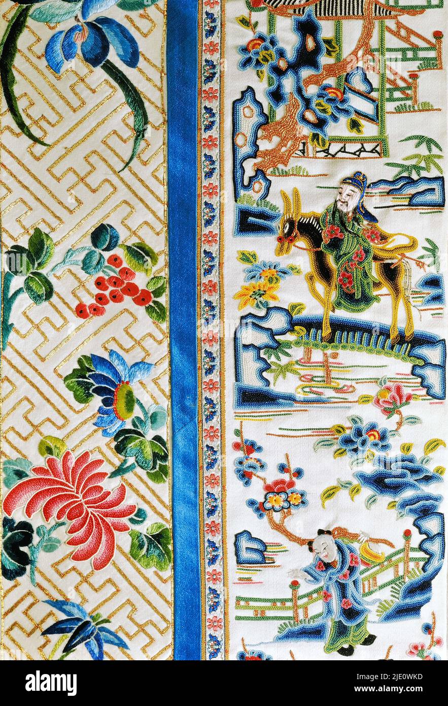 Alte chinesische Kleidung, Tunika und Faltenrock mit Stickerei, Qing-Dynastie, achtzehnten Jahrhundert (Detail der Stickerei). Stockfoto