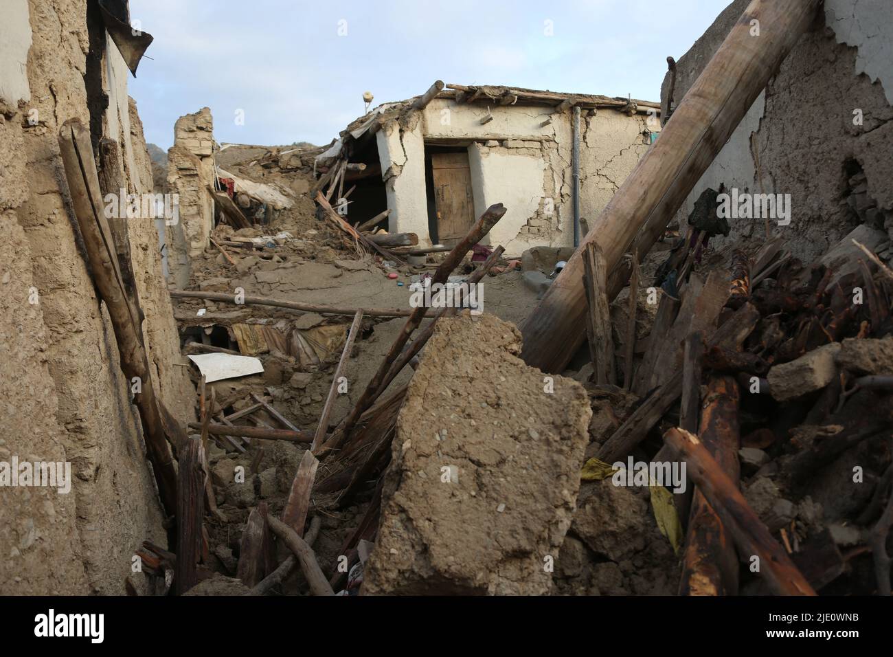 Paktika. 23.. Juni 2022. Das Foto vom 23. Juni 2022 zeigt Häuser, die bei einem Erdbeben in der Provinz Paktika, Afghanistan, beschädigt wurden. Bei dem Erdbeben der Stärke 5,9, das Teile Afghanistans einschließlich der Hauptstadt Kabul Anfang Mittwoch erschütterte, wurden mehr als 1.000 Menschen, darunter Frauen und Kinder, in Paktika und den benachbarten Provinzen Khost als tot und über 1.500 weitere verletzt bestätigt. Quelle: Saifurahman Safi/Xinhua/Alamy Live News Stockfoto