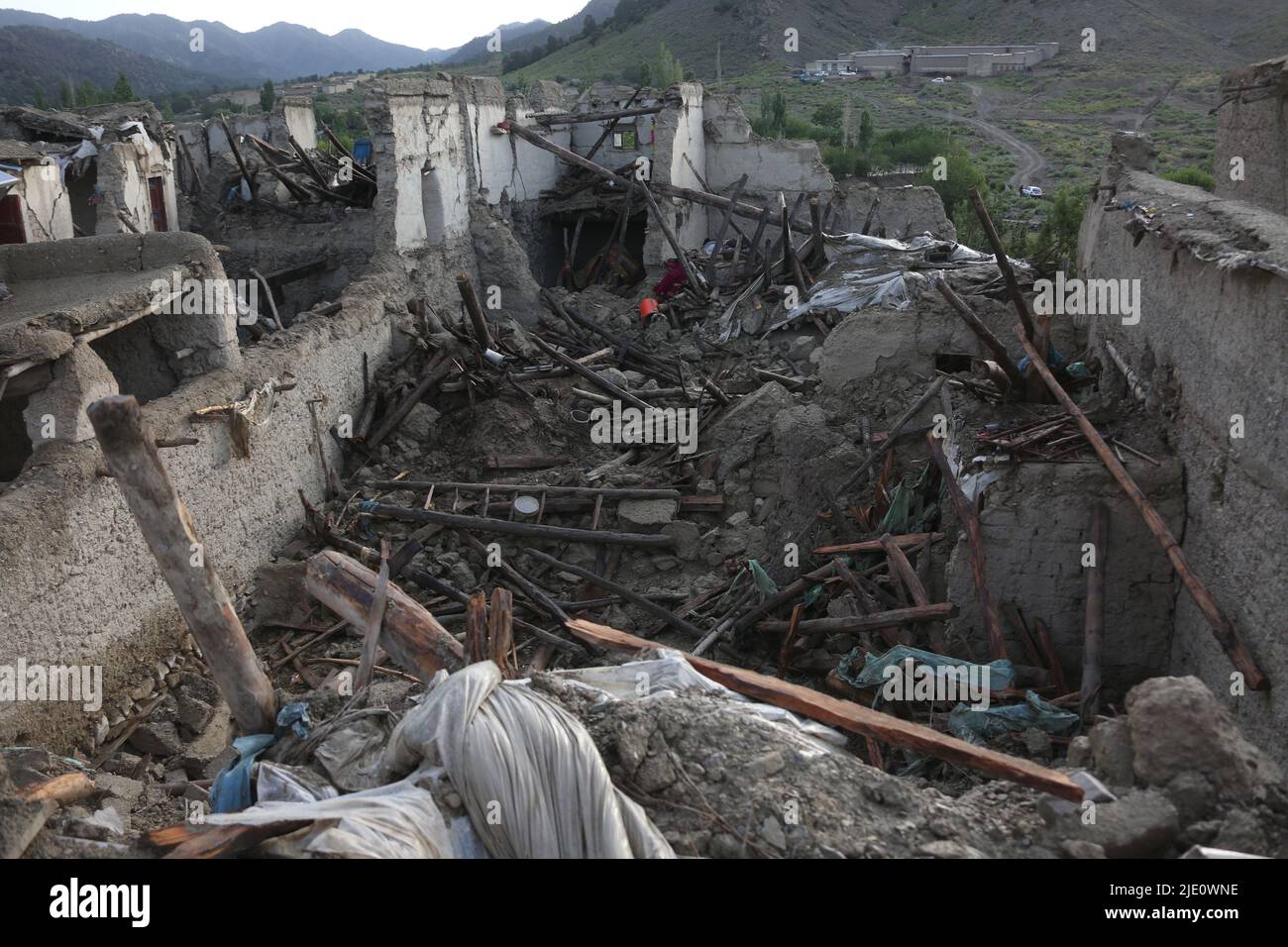 Paktika. 23.. Juni 2022. Das Foto vom 23. Juni 2022 zeigt Häuser, die bei einem Erdbeben in der Provinz Paktika, Afghanistan, beschädigt wurden. Bei dem Erdbeben der Stärke 5,9, das Teile Afghanistans einschließlich der Hauptstadt Kabul Anfang Mittwoch erschütterte, wurden mehr als 1.000 Menschen, darunter Frauen und Kinder, in Paktika und den benachbarten Provinzen Khost als tot und über 1.500 weitere verletzt bestätigt. Quelle: Saifurahman Safi/Xinhua/Alamy Live News Stockfoto