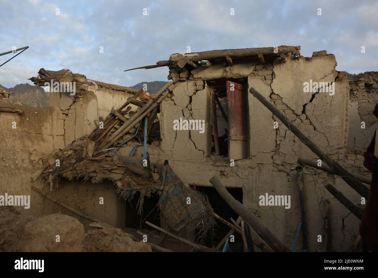 Paktika. 23.. Juni 2022. Das Foto vom 23. Juni 2022 zeigt Häuser, die bei einem Erdbeben in der Provinz Paktika, Afghanistan, beschädigt wurden. Bei dem Erdbeben der Stärke 5,9, das Teile Afghanistans einschließlich der Hauptstadt Kabul Anfang Mittwoch erschütterte, wurden mehr als 1.000 Menschen, darunter Frauen und Kinder, in Paktika und den benachbarten Provinzen Khost als tot und über 1.500 weitere verletzt bestätigt. Quelle: Saifurahman Safi/Xinhua/Alamy Live News Stockfoto