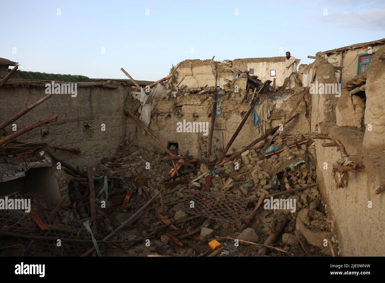 Paktika. 23.. Juni 2022. Das Foto vom 23. Juni 2022 zeigt Häuser, die bei einem Erdbeben in der Provinz Paktika, Afghanistan, beschädigt wurden. Bei dem Erdbeben der Stärke 5,9, das Teile Afghanistans einschließlich der Hauptstadt Kabul Anfang Mittwoch erschütterte, wurden mehr als 1.000 Menschen, darunter Frauen und Kinder, in Paktika und den benachbarten Provinzen Khost als tot und über 1.500 weitere verletzt bestätigt. Quelle: Saifurahman Safi/Xinhua/Alamy Live News Stockfoto