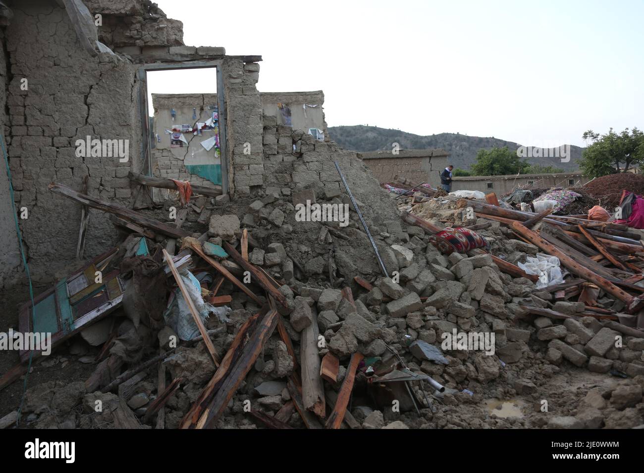 Paktika. 23.. Juni 2022. Das Foto vom 23. Juni 2022 zeigt Häuser, die bei einem Erdbeben in der Provinz Paktika, Afghanistan, beschädigt wurden. Bei dem Erdbeben der Stärke 5,9, das Teile Afghanistans einschließlich der Hauptstadt Kabul Anfang Mittwoch erschütterte, wurden mehr als 1.000 Menschen, darunter Frauen und Kinder, in Paktika und den benachbarten Provinzen Khost als tot und über 1.500 weitere verletzt bestätigt. Quelle: Saifurahman Safi/Xinhua/Alamy Live News Stockfoto