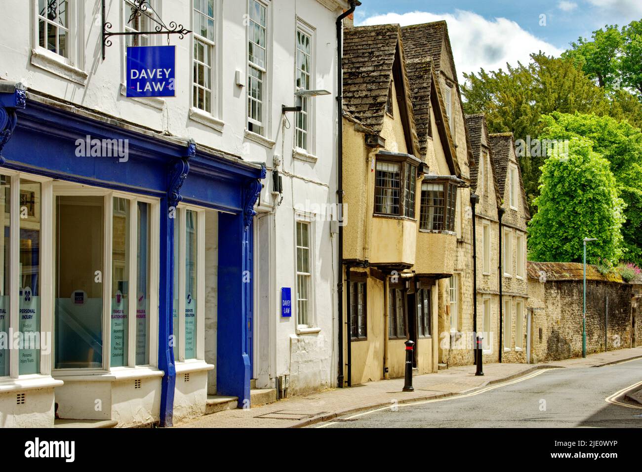 CIRENCESTER STADT GLOUCESTERSHIRE ENGLAND EINIGE ALTE GEBÄUDE IN DER GOSDITCH STRASSE Stockfoto