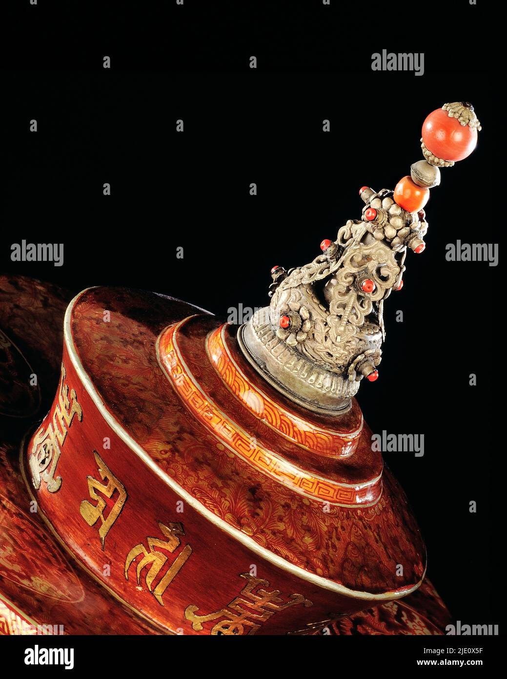 Stillleben, Hof Würdenträger Mandarine Reise Hüte mit silberner Spitze, Halbedelsteine und Bergkristall, neunzehnten Jahrhundert, Detail. Stockfoto