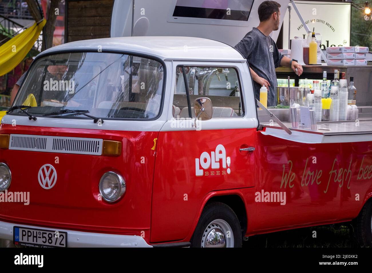 Ein alter volkswagen van T2 Biertruck auf einem Festival Stockfoto