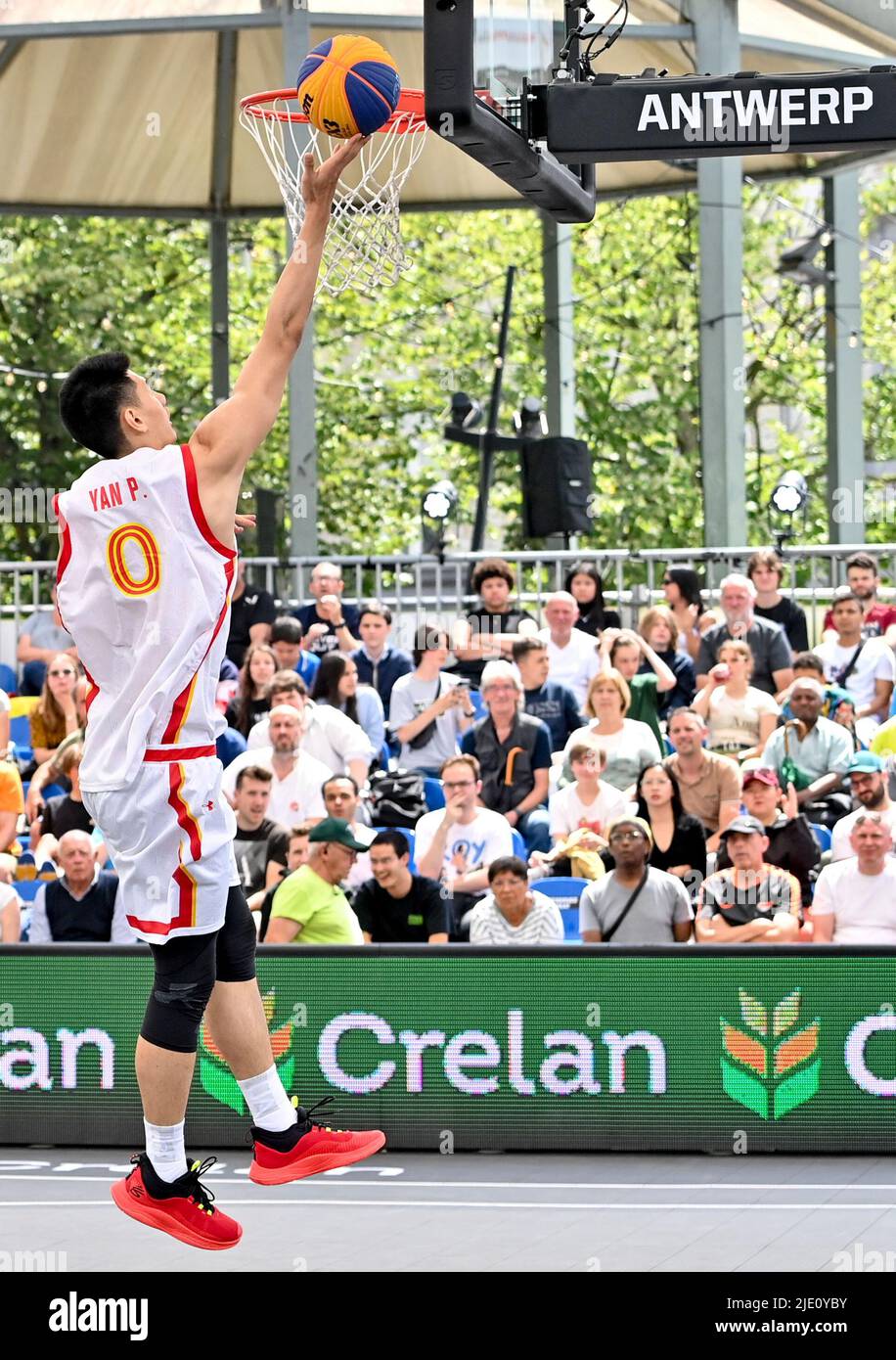 Antwerpen, Belgien. 24.. Juni 2022. Der chinesische Peng Yan wurde während eines 3x3-Basketballspiels zwischen Polen und China in der Männer-Qualifikationsstufe bei der FIBA 2022-Weltmeisterschaft am Freitag, den 24. Juni 2022 in Antwerpen aufgenommen. Die FIBA 3x3 Basket World Cup 2022 findet vom 21. Bis 26. Juni in Antwerpen statt. BELGA FOTO DIRK WAEM Quelle: Belga Nachrichtenagentur/Alamy Live News Stockfoto