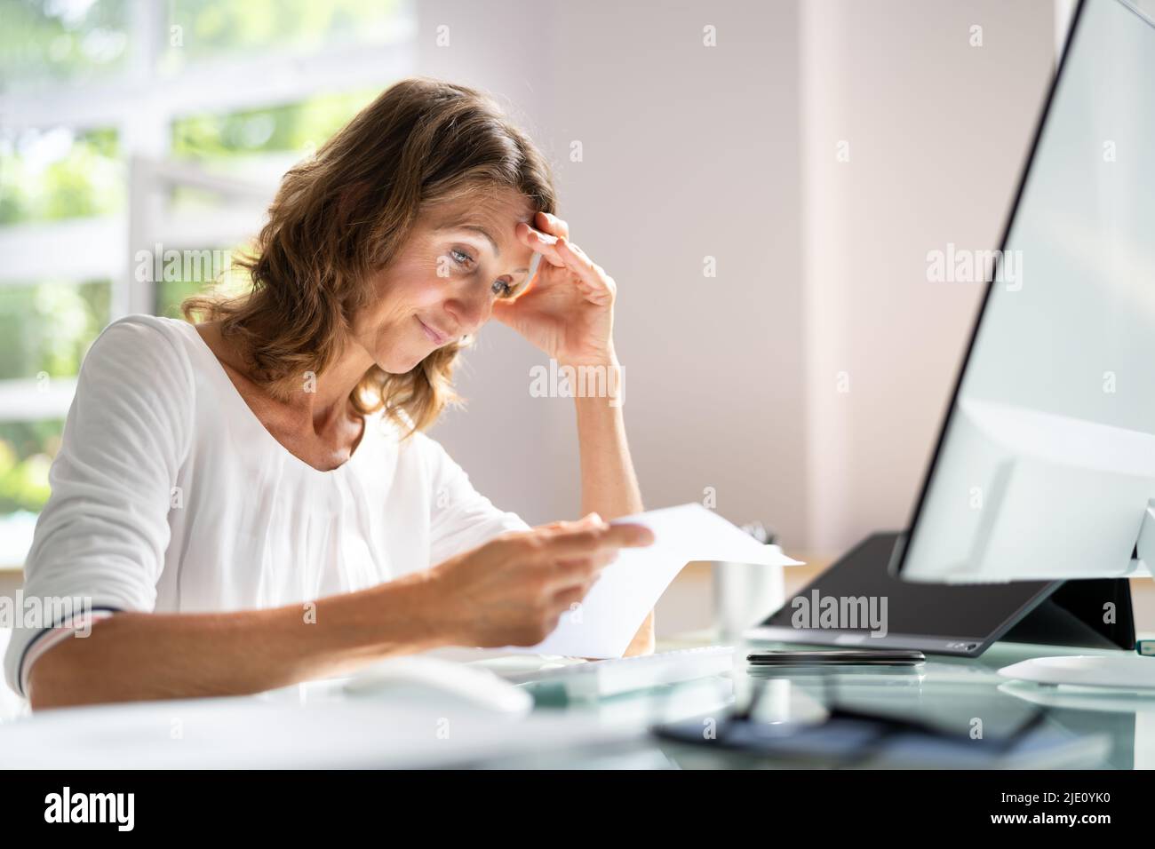 Lesen Von Schlechten Nachrichten Brief Bill. Frau Unter Schock Und Stress Stockfoto