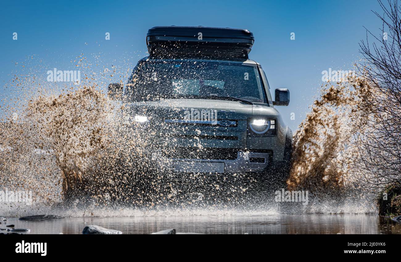 Rybachy, RUSSLAND - 30 2022. Mai: Offroading New Land Rover Defender. Der Land Rover Defender ist eine Serie britischer Geländewagen und Pick-up-Trucks. Stockfoto