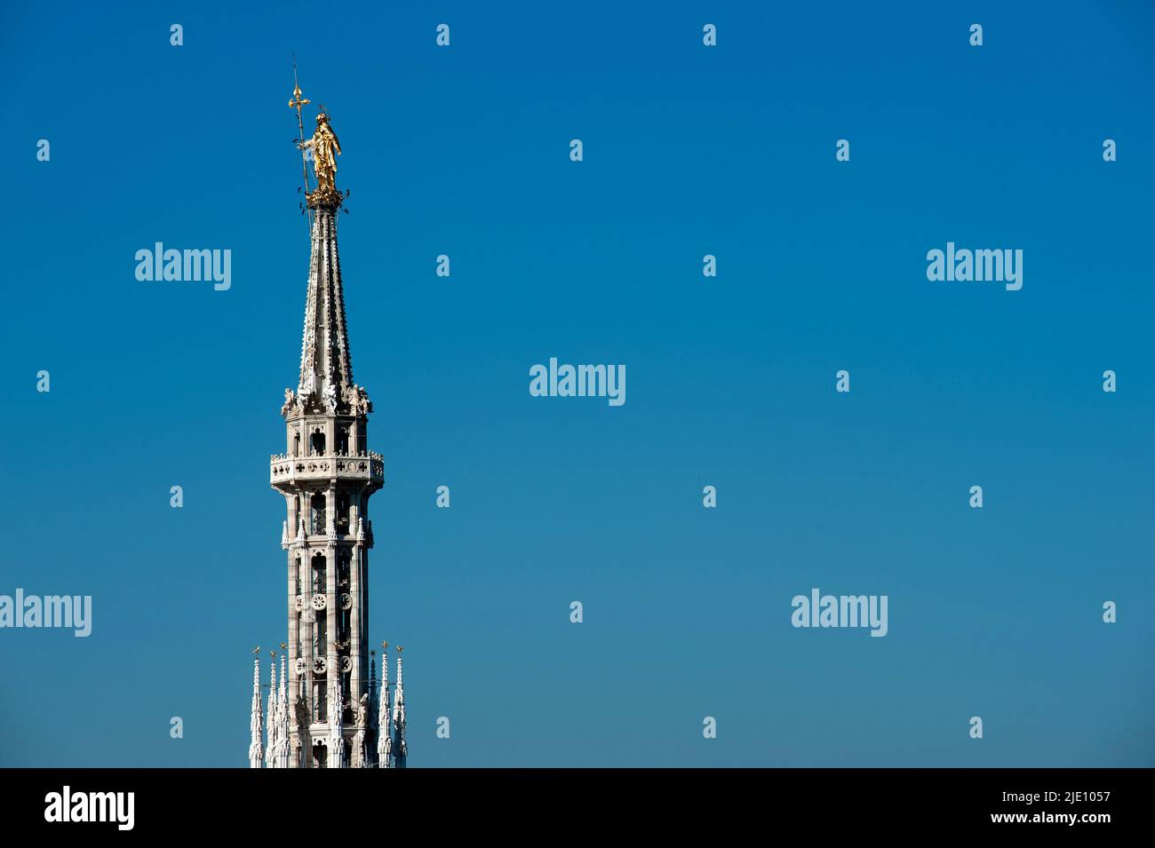 Mailänder Dom, Piazza Duomo und Turm der Madonnina. Stockfoto