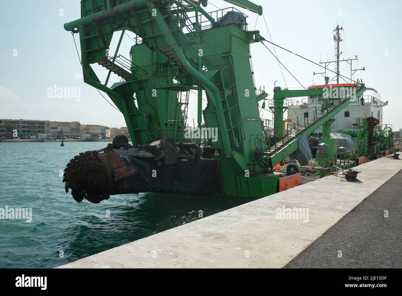 Schiff der Firma DEME, und Bohrer verantwortlich für die Baggerarbeiten des Meeresbodens. Der Hafen von Port-la-Nouvelle beginnt dritt Hafen Französisch in Mittelmeer, spezialisiert in der Ausfuhr von dem Hartweizen zu Nordafrika und in der Einfuhr von den Kohlenwasserstoffen, seine Umwandlung. Es könnte Schiffe mit einer Länge von 225 Metern (statt derzeit 145 m) und einem Tiefgang von 14,5 Metern (statt derzeit 8 m) aufnehmen. Aber dieser „Hafen der Energiewende“, wie es die gewählten Vertreter der Region Oczitanien nennen, wird auch eine Plattform für die Entwicklung und den Start von Offshore-Windenergieanlagen bieten. 23. Juni 2022, Port-L Stockfoto