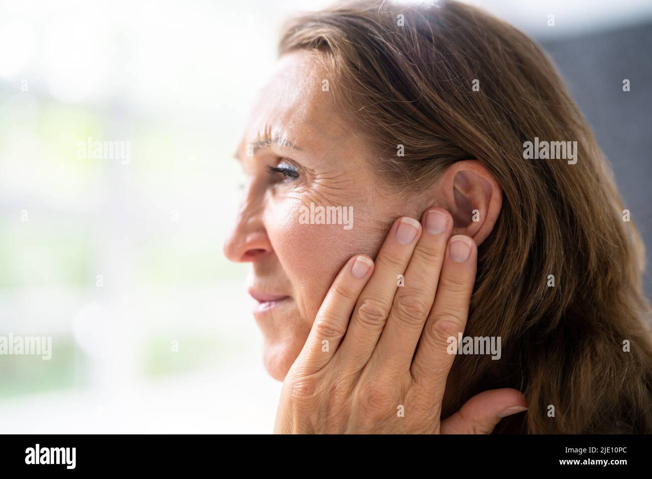 Hörgerät Und Schmerzhaftes Ohr Ache. Hörproblem Stockfoto