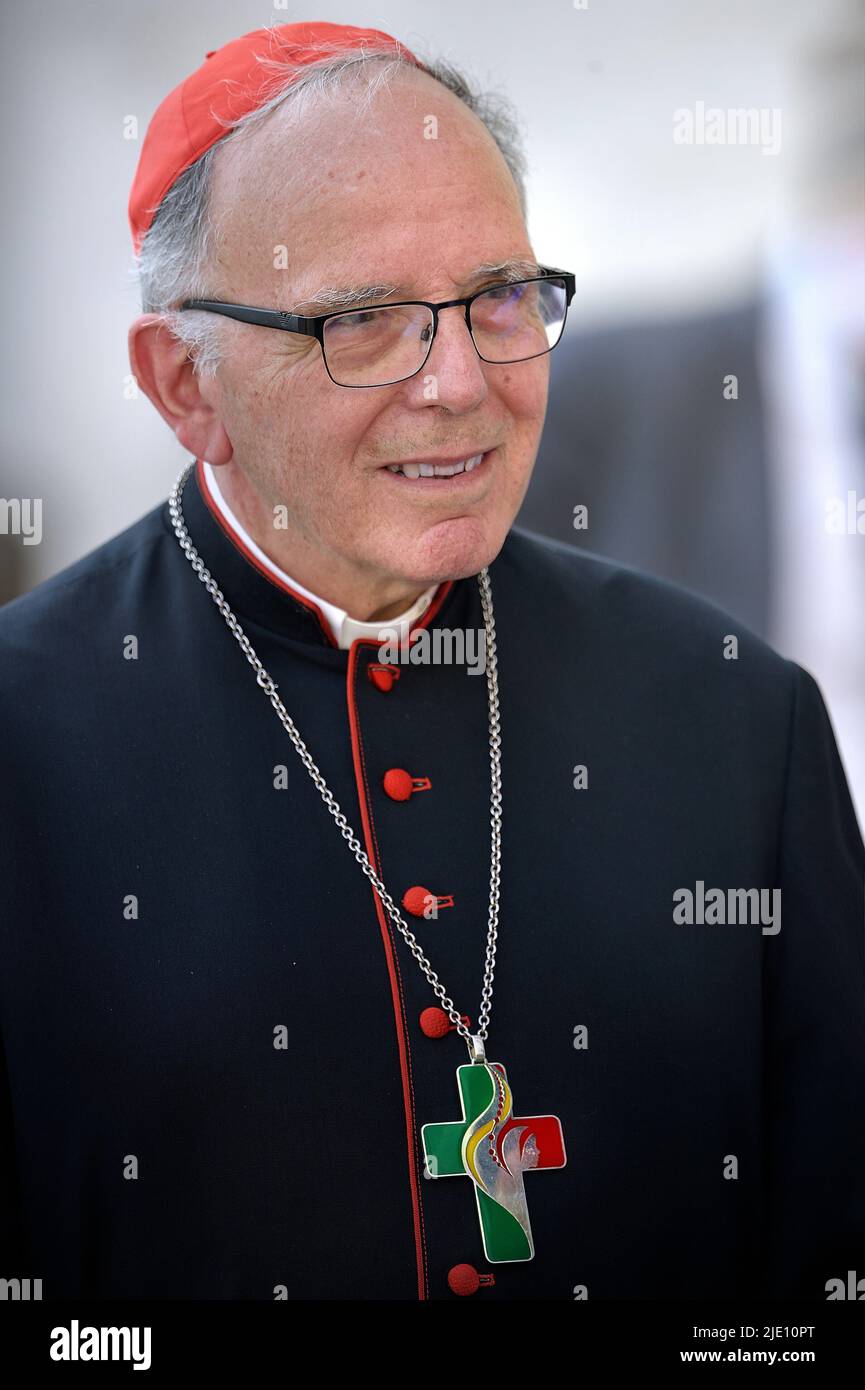 Vatikanstadt, Vatikanstadt. 22.. Juni 2022. Kardinal Manuel Jose Macario do Nascimento Clemente.Papst Franziskus bei einer wöchentlichen Generalaudienz auf dem Petersplatz am 22. Juni 2022 Quelle: dpa/Alamy Live News Stockfoto