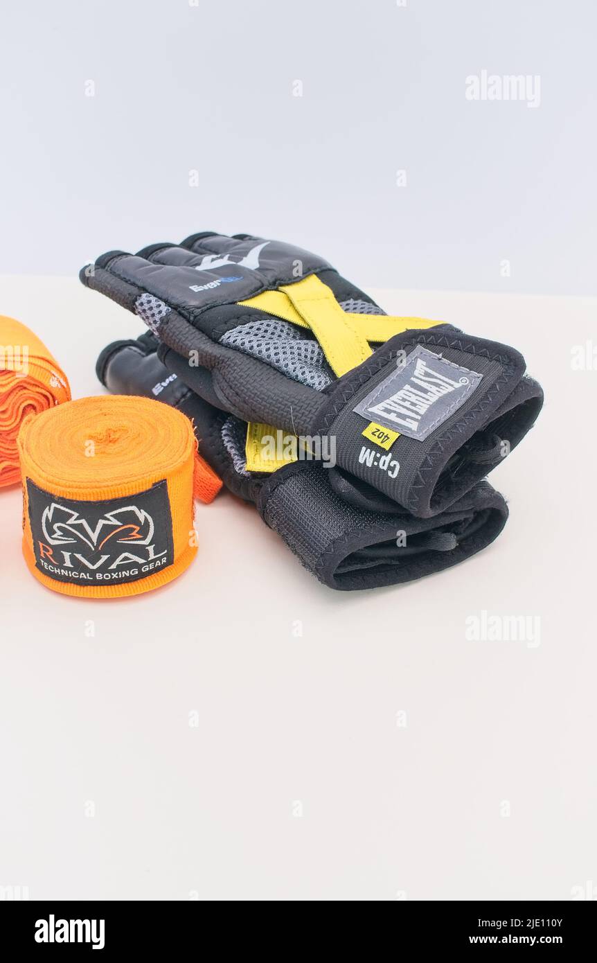 Boxausrüstung auf einer hellen Schreibtischoberfläche, Handschuhe und Handwickel Stockfoto