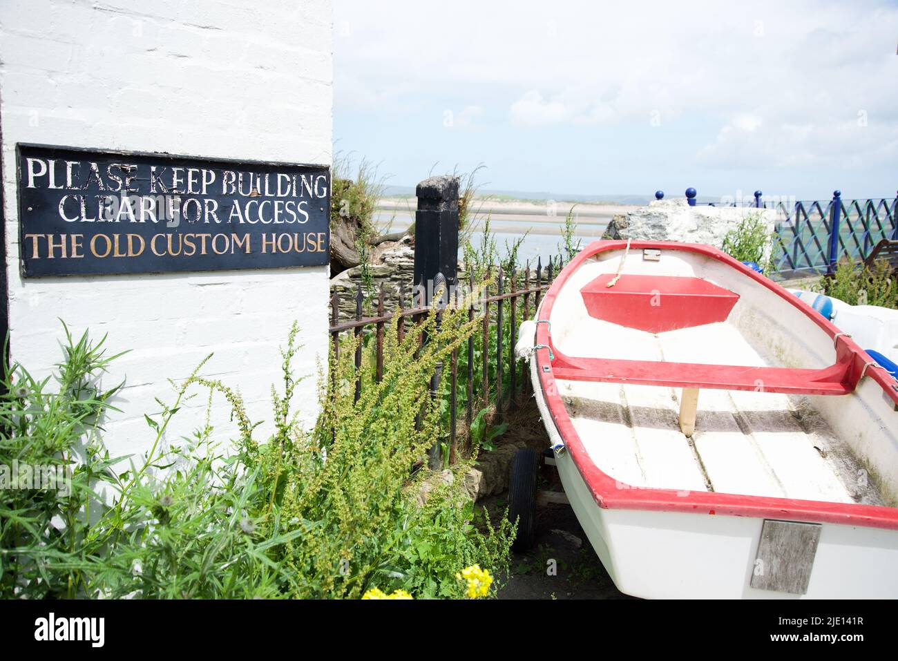 Dingy (Tender) geparkt auf der Straße von Custom House in Appledore, Devon UK 2022 Stockfoto