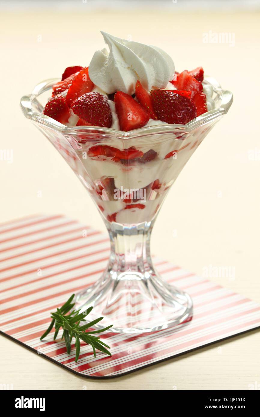 Eton vermasselt Erdbeerdessert mit Schlagsahne, Erdbeeren und Baiser. Stockfoto