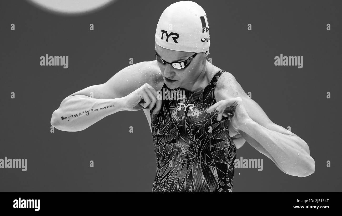 31.. JULI 2021 - TOKIO, JAPAN: Die Französin Melie Henique zeigt während der Schwimmfrauen-50m eine Tatoo „Never Give Up, Just Try it One More Time“ Stockfoto