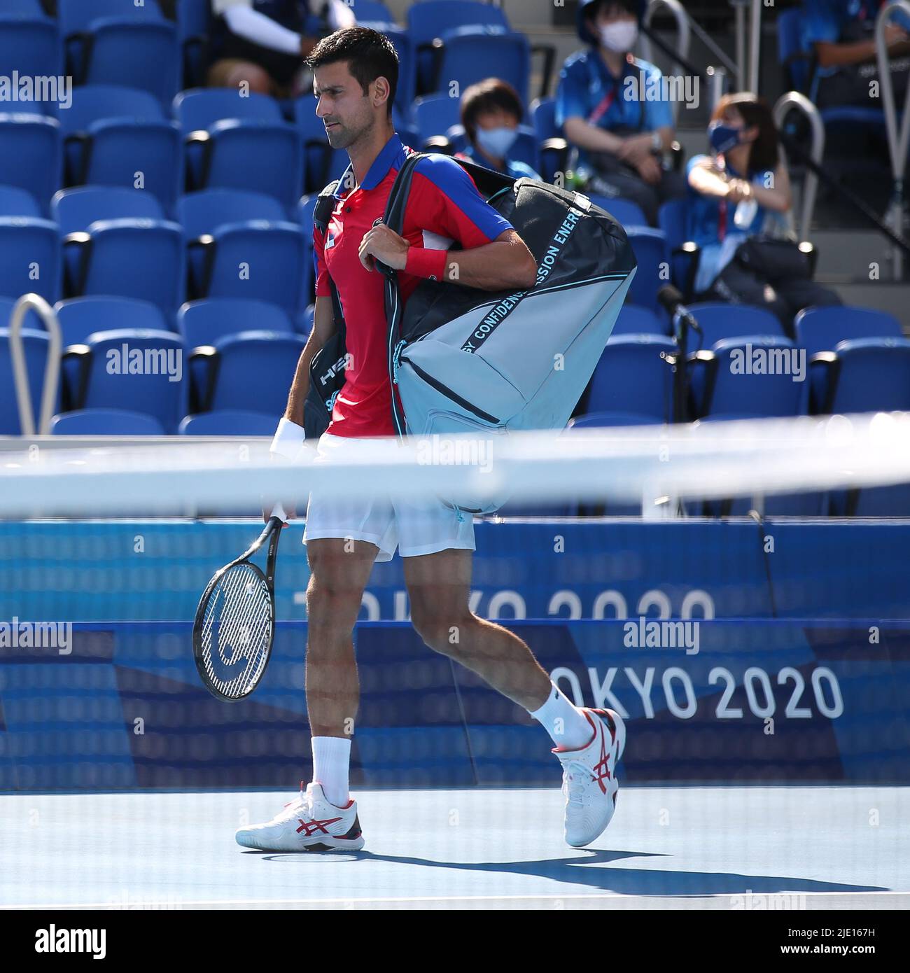 31.. JULI 2021 - TOKIO, JAPAN: Novak Djokovic aus Serbien geht auf den Platz, um beim Tennis Men's Singles Bronze Medal Match beim Tokyo 2020 Oly zu spielen Stockfoto