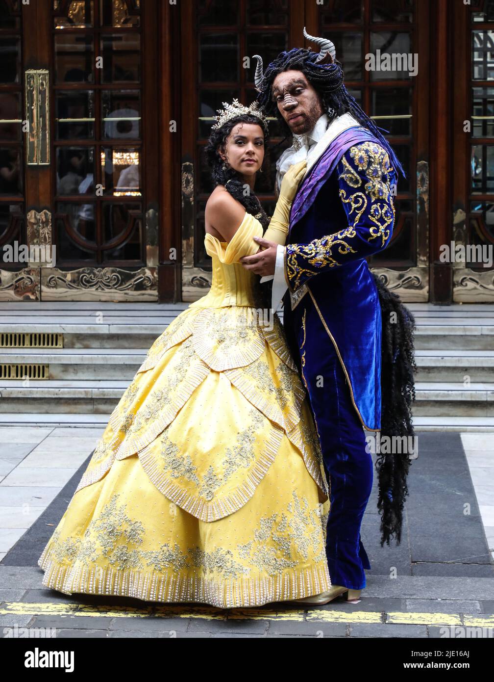 London, Großbritannien. 23.. Juni 2022. Courtney Stapleton und Shaq Taylor besuchen eine Fotozelle für Disneys „Beauty and the Beast: The Musical“ im Londoner Palladium. Kredit: SOPA Images Limited/Alamy Live Nachrichten Stockfoto