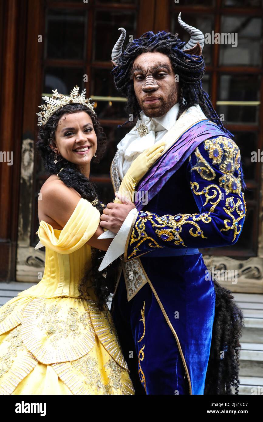 London, Großbritannien. 23.. Juni 2022. Courtney Stapleton und Shaq Taylor besuchen eine Fotozelle für Disneys „Beauty and the Beast: The Musical“ im Londoner Palladium. (Foto von Brett Cove/SOPA Images/Sipa USA) Quelle: SIPA USA/Alamy Live News Stockfoto