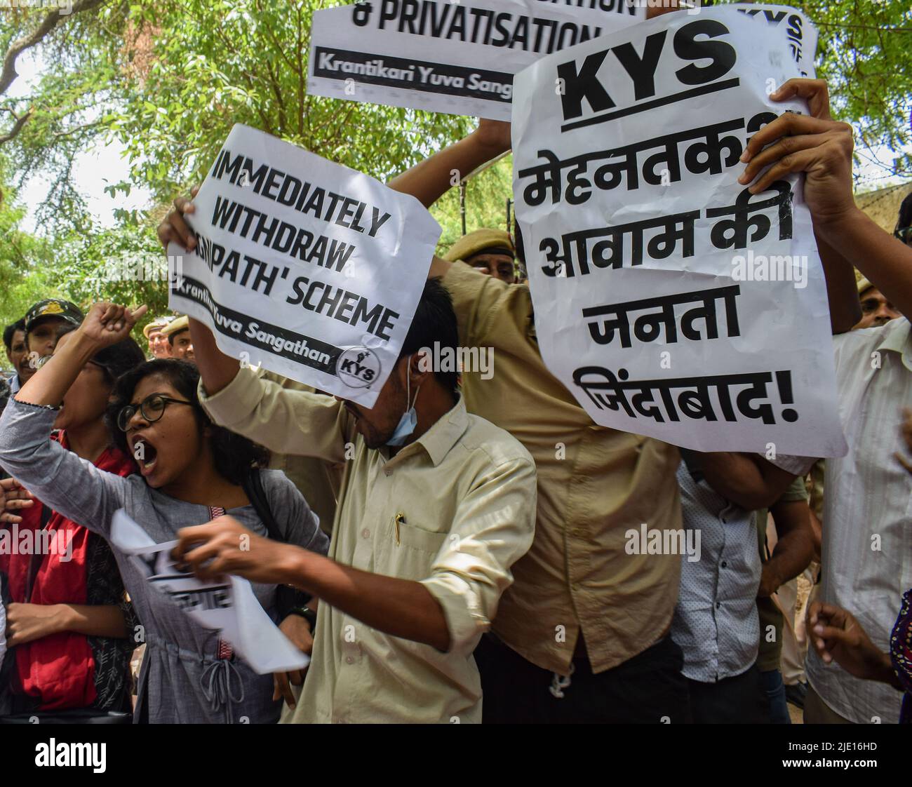 Neu-Delhi, Indien. 24.. Juni 2022. Studentische Aktivisten von Krantikari Yuva Sangathan (KYS) protestieren vor Jantar Mantar gegen das neu eingeführte Regierungsprogramm Agnipath. Der Agnipath ist ein leistungsbasiertes Rekrutierungsprogramm für Soldaten, Flieger und Matrosen. Das Programm bietet den Jugendlichen die Möglichkeit, vier Jahre lang in den regulären Kadern der Streitkräfte zu arbeiten. (Foto: Kabir Jhangiani/Pacific Press) Quelle: Pacific Press Media Production Corp./Alamy Live News Stockfoto