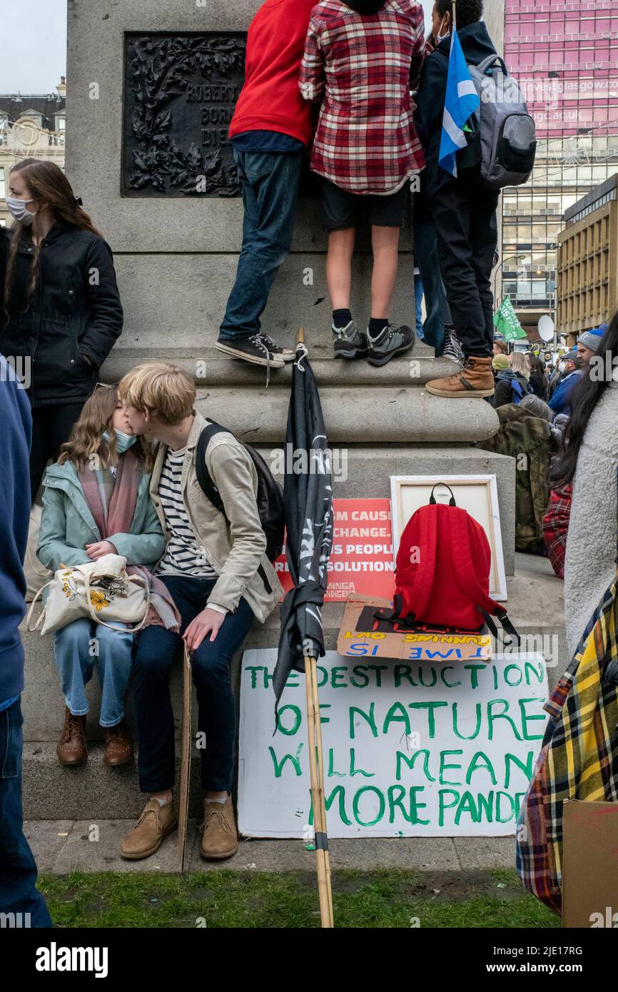 Glasgow, Schottland. VEREINIGTES KÖNIGREICH. 5.. November 2021: Menschen protestieren Cop26 auf dem George Square gegen den Klimawandel. Stockfoto