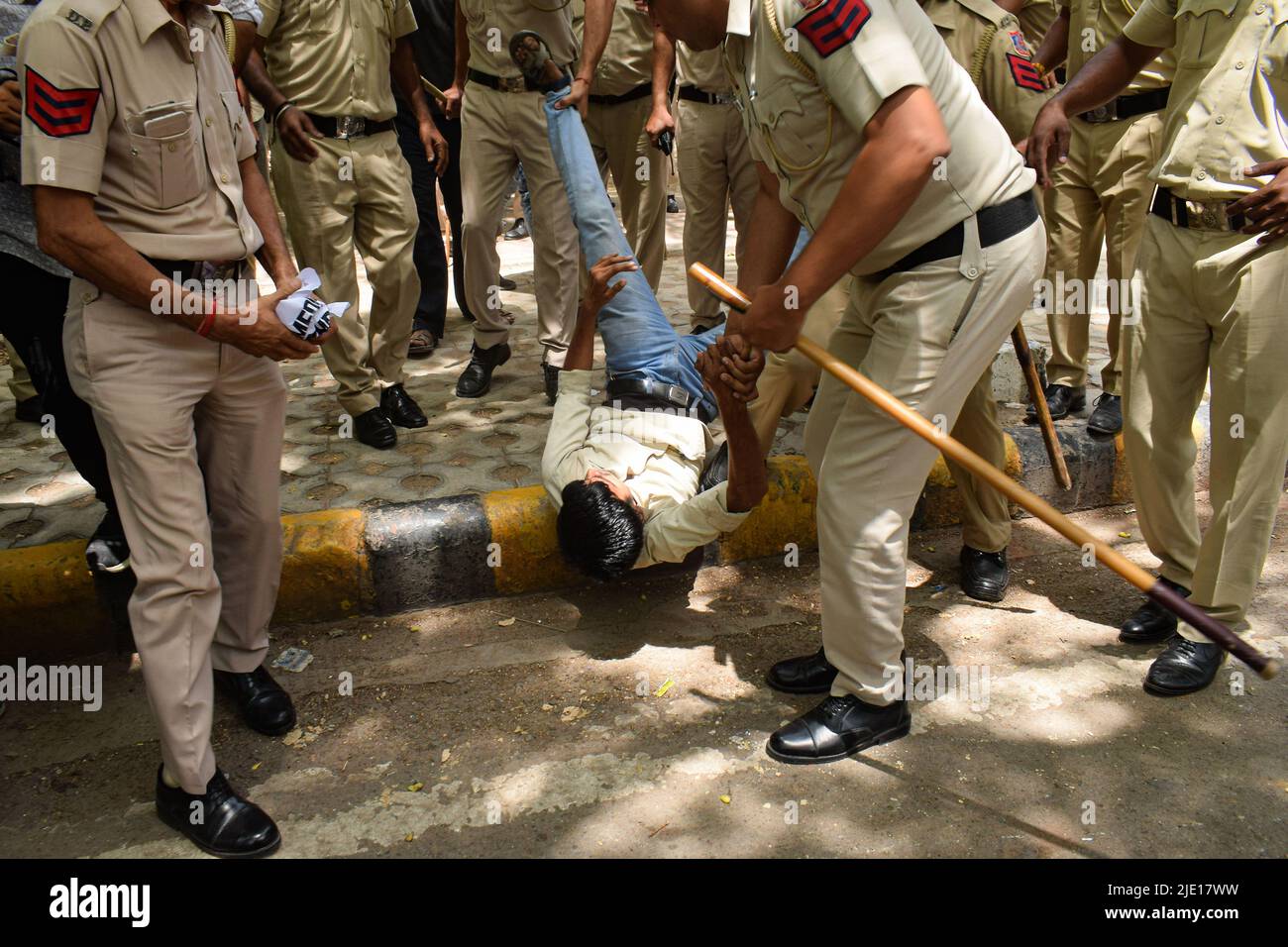 Neu Delhi, Neu Delhi, Indien. 24.. Juni 2022. Sicherheitspersonal hält einen Protestanten von Krantikari Yuva Sangathan (KYS) während ihres Protests gegen Jantar Mantar gegen das neu eingeführte Regierungsprogramm Agnipath fest. Der Agnipath ist ein leistungsbasiertes Rekrutierungsprogramm für Soldaten, Flieger und Matrosen. Das Programm bietet den Jugendlichen die Möglichkeit, vier Jahre lang in den regulären Kadern der Streitkräfte zu arbeiten. (Bild: © Kabir Jhangiani/Pacific Press via ZUMA Press Wire) Stockfoto